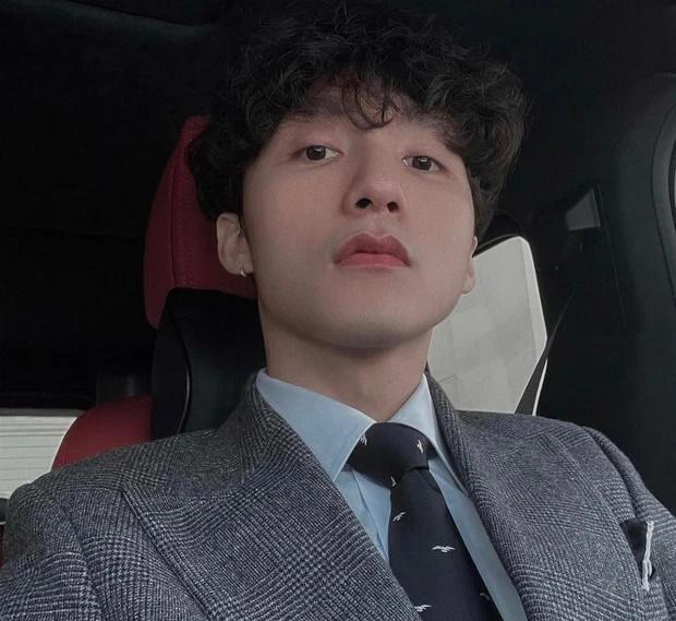 Giữa ồn ào, Sơn Tùng bảnh như chú rể thả dáng trước G63 13 tỷ-3