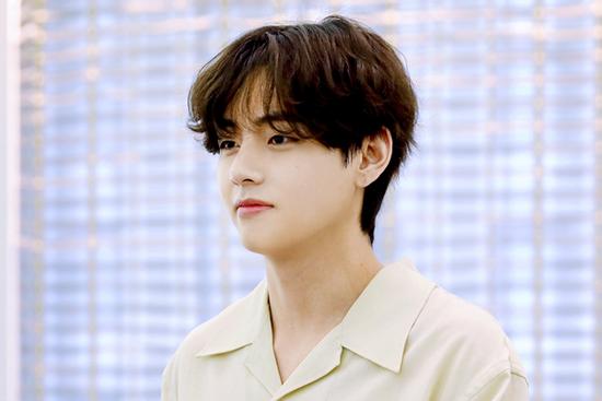 Tình hình sức khỏe của V (BTS) ra sao sau khi dương tính COVID-19?