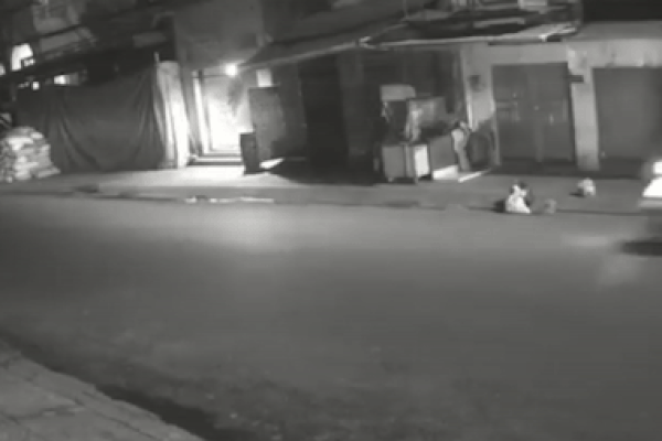 Clip: 2 cô gái ở TP.HCM bị 6 thanh niên chặn đầu, cướp xe