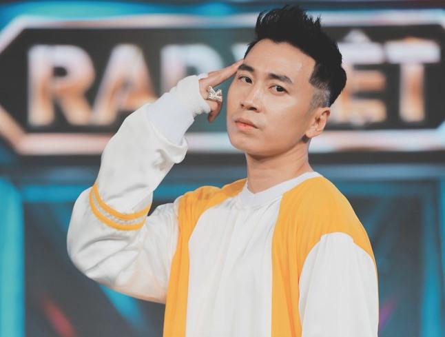 Karik là nam rapper sở hữu chất giọng truyền cảm và ấm áp. Những bản hit của Karik như Khu Tao Sống, Hai Thế Giới, Người Lạ Ơi,... đã chinh phục lực lượng fans đông đảo. Đặc biệt, thời gian gần đây, tên tuổi của nam rapper còn gây ảnh hưởng hơn đến giới trẻ khi tham gia Rap Việt với vai trò HLV.