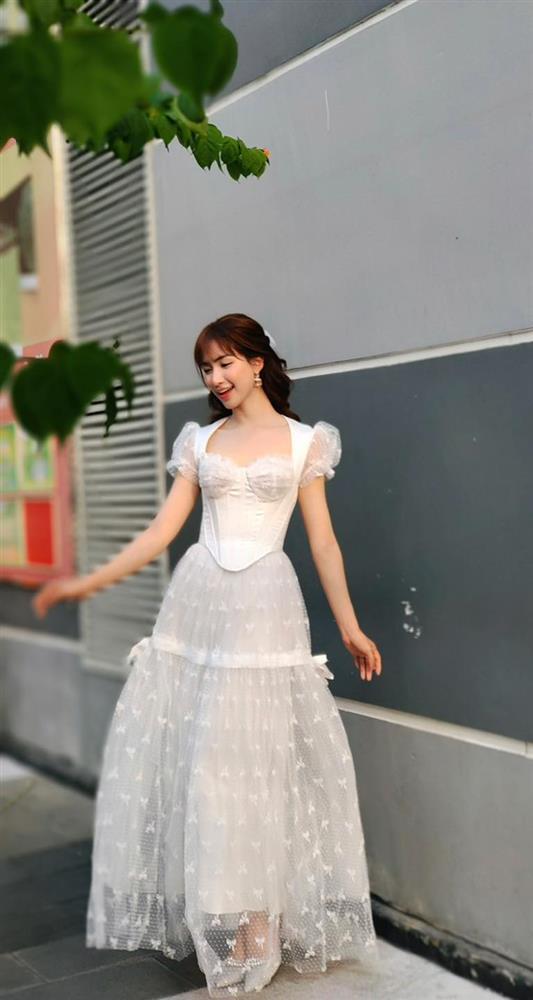 Thúy Vi o ép ngực khủng - Kỳ Duyên táo bạo mặc độc quần nội y-1