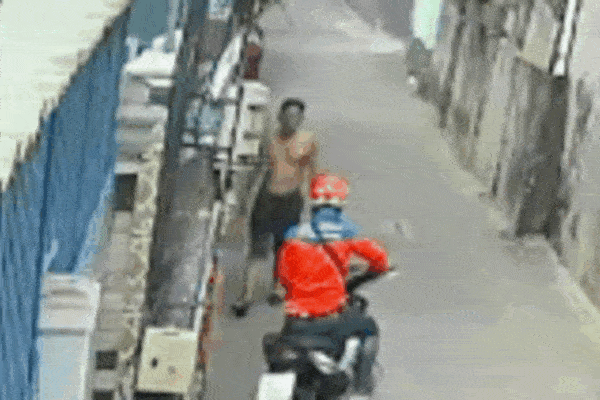 Trước khi giật sợ dây chuyền, tên cướp 'lịch sự' chào... nạn nhân