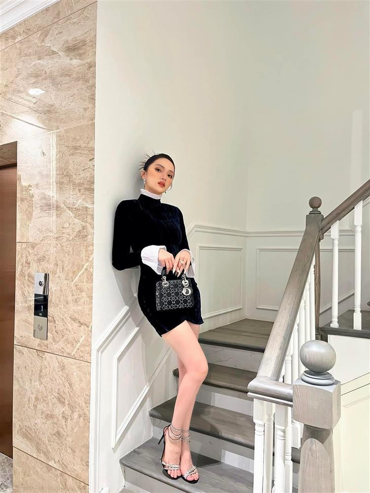 Thúy Vi o ép ngực khủng - Kỳ Duyên táo bạo mặc độc quần nội y-9