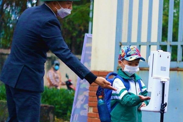 Nhiều tỉnh thành cho học sinh quay lại học trực tuyến-2