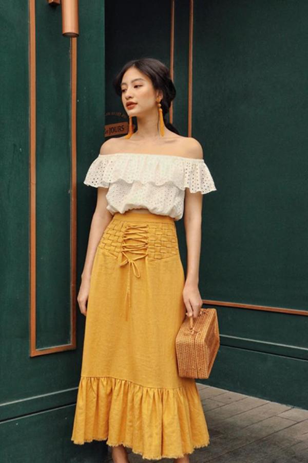 Công thức mix đồ với áo trễ vai khoe điểm vàng hình thể-3