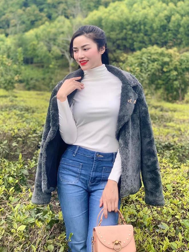 Cô chủ tiệm trà chanh đang gây sốt ngoài đời mặc nóng bỏng ít ai bì-3