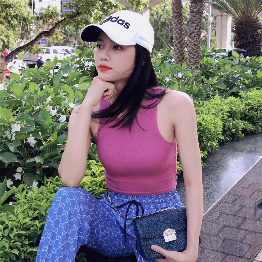 Cô chủ tiệm trà chanh đang gây sốt ngoài đời mặc nóng bỏng ít ai bì-4