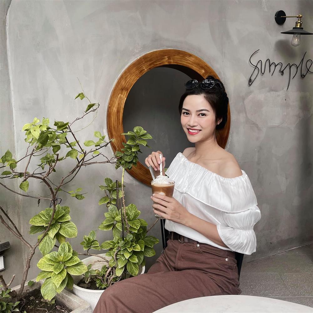 Cô chủ tiệm trà chanh đang gây sốt ngoài đời mặc nóng bỏng ít ai bì-6