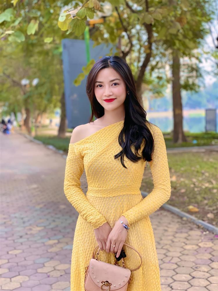 Cô chủ tiệm trà chanh đang gây sốt ngoài đời mặc nóng bỏng ít ai bì-7