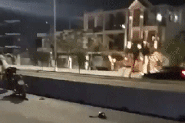 Clip: Nam thanh niên túm tóc, đánh đập bạn gái tới tấp giữa đường