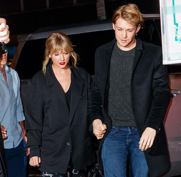 Taylor Swift đính hôn với bạn trai tài tử kém 3 tuổi-2