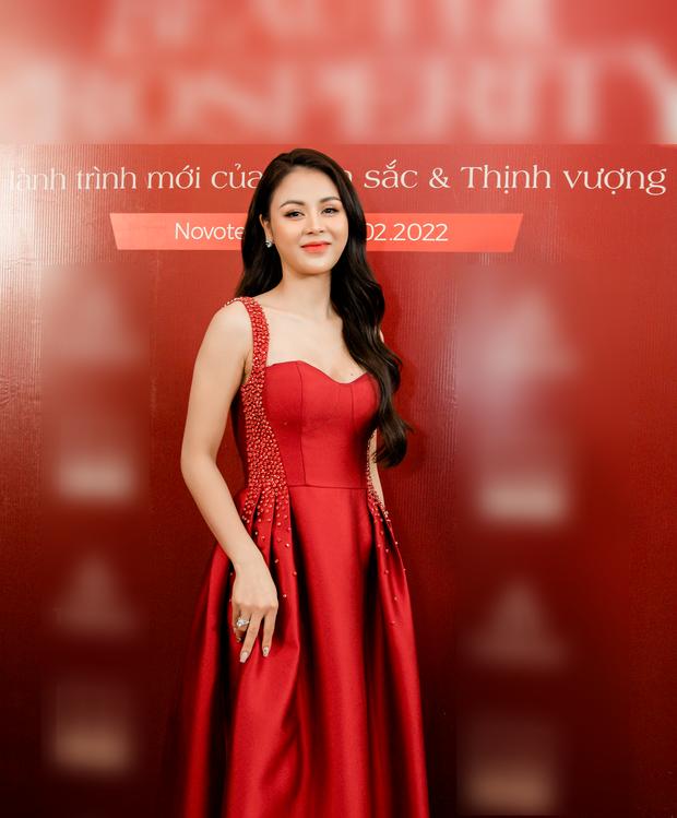 Lương Thu Trang mặt sưng như thẩm mỹ hỏng-1