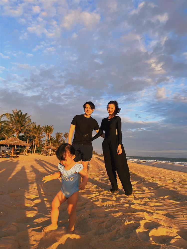 Con gái Hà Hồ và Đông Nhi đụng hàng cùng mẫu bikini cực yêu-1