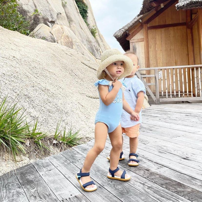 Con gái Hà Hồ và Đông Nhi đụng hàng cùng mẫu bikini cực yêu-5