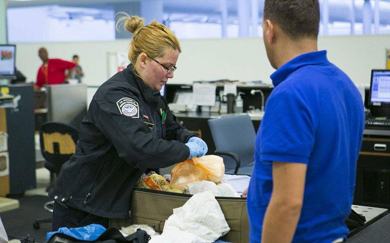 Mức phạt gây choáng nếu mang hột vịt lộn nhập cảnh Singapore-1