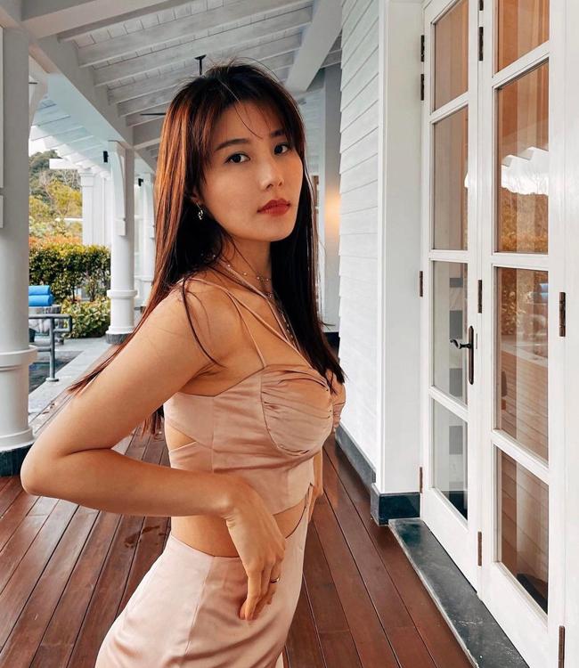 Bên cạnh đó, nhảy dây cũng là một phương pháp giúp giảm mỡ toàn thân cực kì hiệu quả mà cô thường xuyên áp dụng.