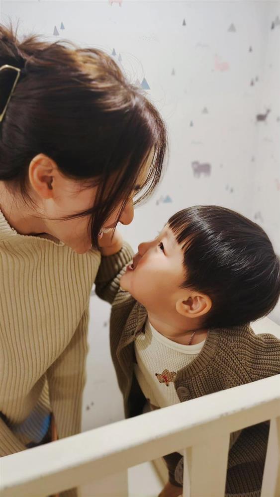 Hòa Minzy đăng ảnh cõng con, nói câu nhói lòng sau chia tay-8