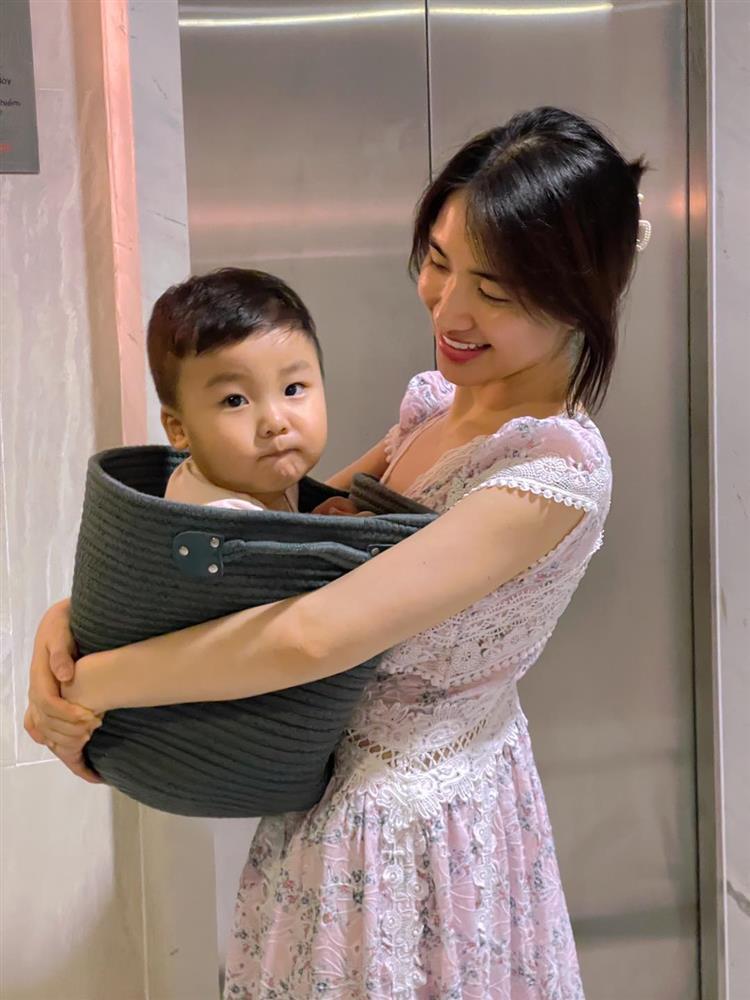 Hòa Minzy đăng ảnh cõng con, nói câu nhói lòng sau chia tay-5