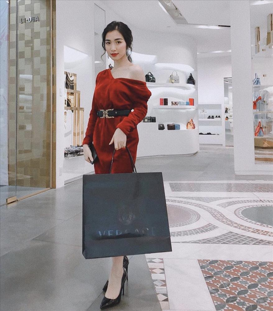 Hòa Minzy yêu Minh Hải: Hết mặc xấu, lột xác quý cô hàng hiệu-10