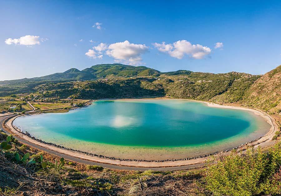 Hồ nước hoang sơ tuyệt đẹp gắn với truyền thuyết nữ thần tình yêu-2