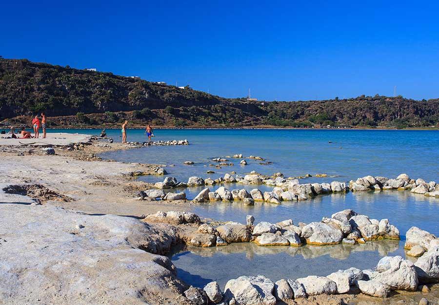 Hồ nước hoang sơ tuyệt đẹp gắn với truyền thuyết nữ thần tình yêu-3