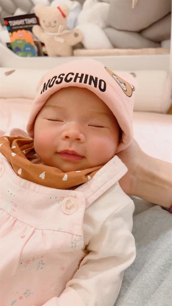 Cầu thủ nổi tiếng và vợ rich kid bất ngờ khoe con 1 tháng tuổi-2