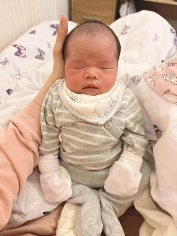 Cầu thủ nổi tiếng và vợ rich kid bất ngờ khoe con 1 tháng tuổi-3