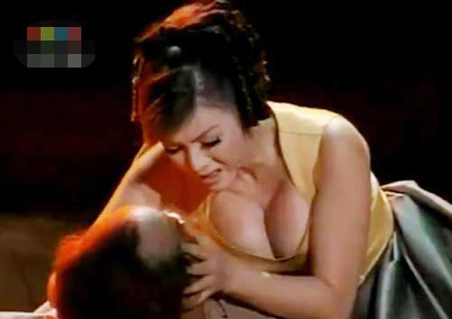 Mai Phương Thúy, Lý Nhã Kỳ khổ sở vì vòng 1 quá khủng-6