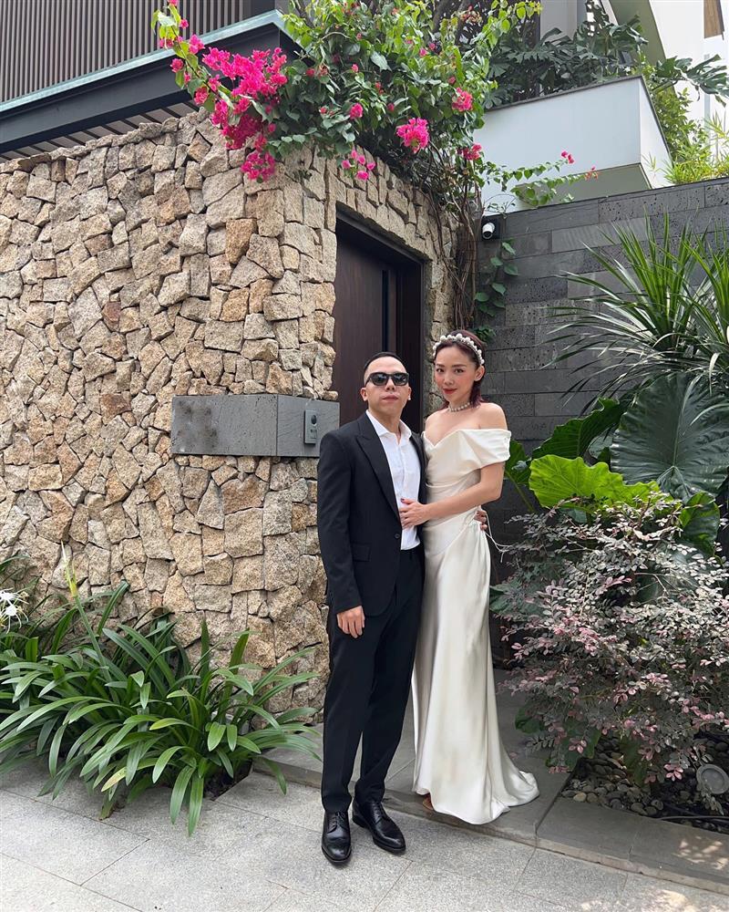 Vợ chồng Tóc Tiên mặc lại đồ cưới, tung thêm ảnh ém đủ 2 năm-1