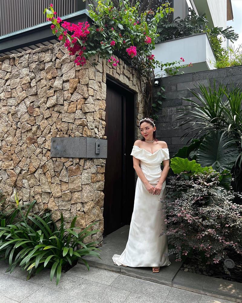 Vợ chồng Tóc Tiên mặc lại đồ cưới, tung thêm ảnh ém đủ 2 năm-3
