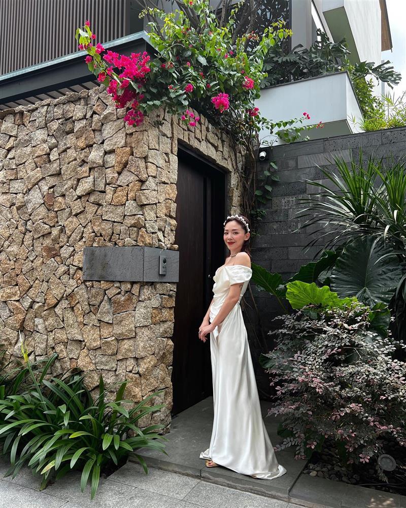 Vợ chồng Tóc Tiên mặc lại đồ cưới, tung thêm ảnh ém đủ 2 năm-4