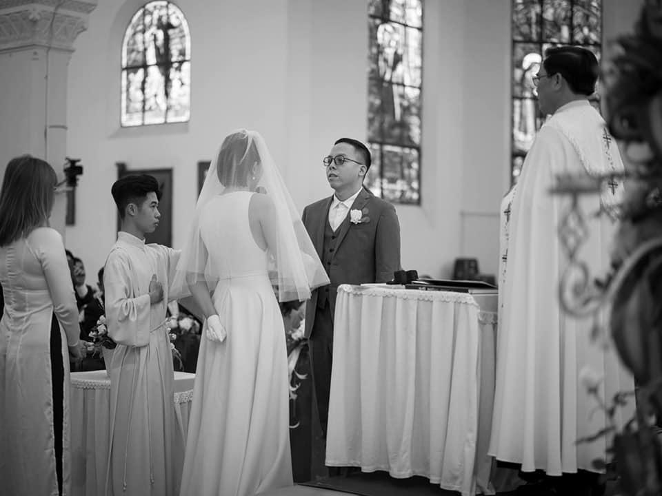 Vợ chồng Tóc Tiên mặc lại đồ cưới, tung thêm ảnh ém đủ 2 năm-7