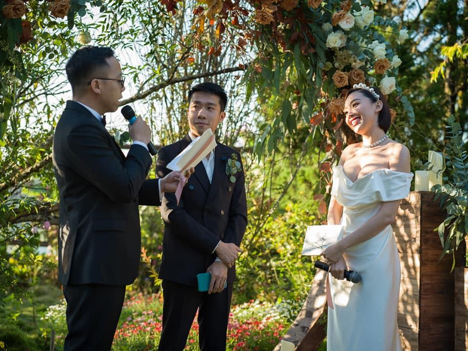 Vợ chồng Tóc Tiên mặc lại đồ cưới, tung thêm ảnh ém đủ 2 năm-9