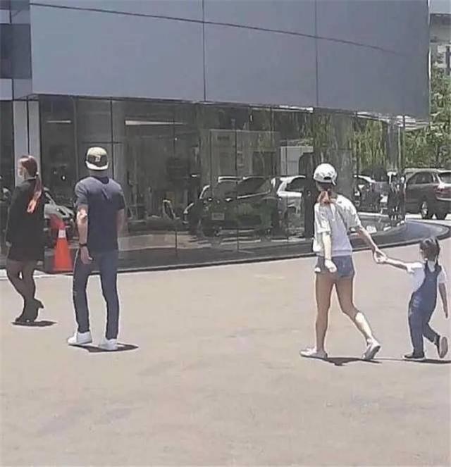 Gia đình Lâm Tâm Như dạo phố, con gái có khí chất cách cách-1