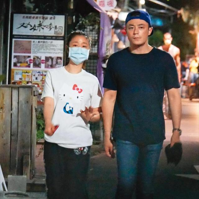 Gia đình Lâm Tâm Như dạo phố, con gái có khí chất cách cách-4