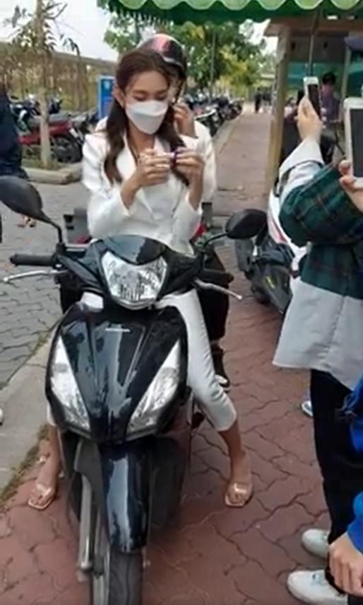 Chạy show xe máy, Thùy Tiên chở trợ lý ngồi sau như ông hoàng-4