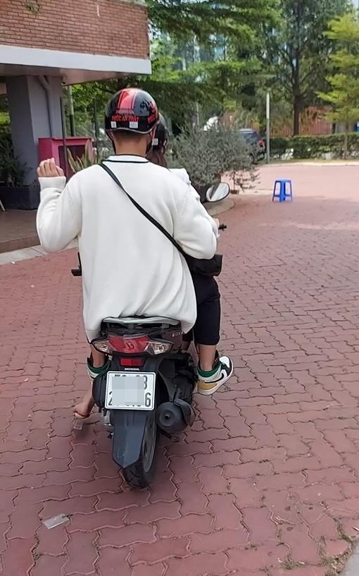 Chạy show xe máy, Thùy Tiên chở trợ lý ngồi sau như ông hoàng-5