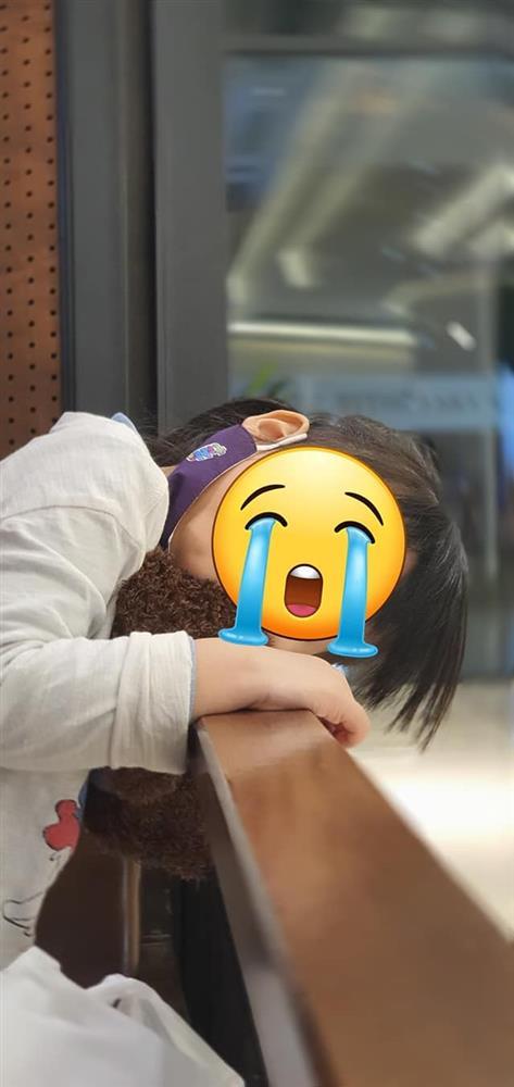 Bé gái bị cửa cuốn kẹp cổ khi ngồi tại quán trà sữa ở Hà Nội-1