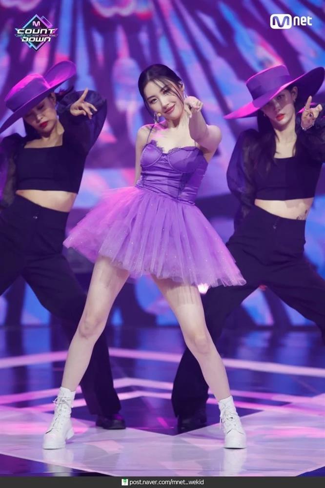 Sao Hàn mặc đồ tím: IU đẹp như nàng thơ, Joy bị dìm nhan sắc-7