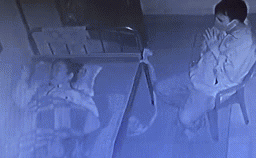 Clip: Xót xa vợ F0 trở nặng, chồng chắp tay cầu nguyện bên giường