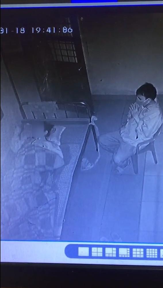 Clip: Xót xa vợ F0 trở nặng, chồng chắp tay cầu nguyện bên giường-2