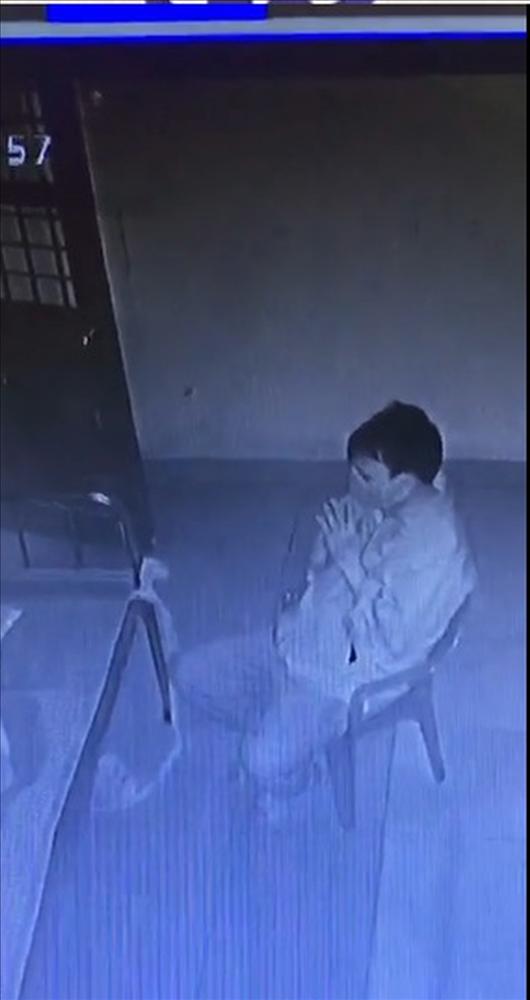 Clip: Xót xa vợ F0 trở nặng, chồng chắp tay cầu nguyện bên giường-3