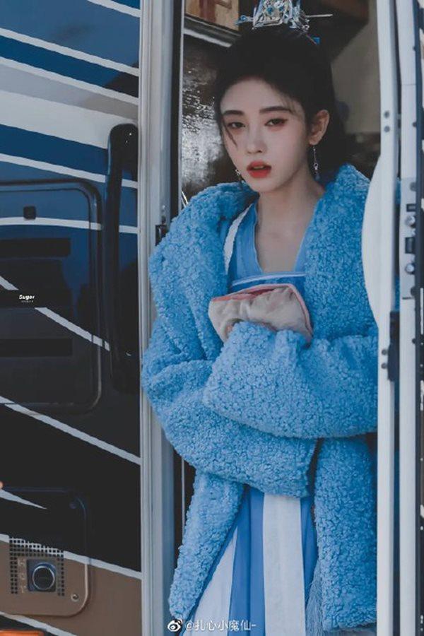 Cúc Tịnh Y gan dạ khoe mặt mộc, ai dè bị bóc mẽ chiêu hack chiều cao-1