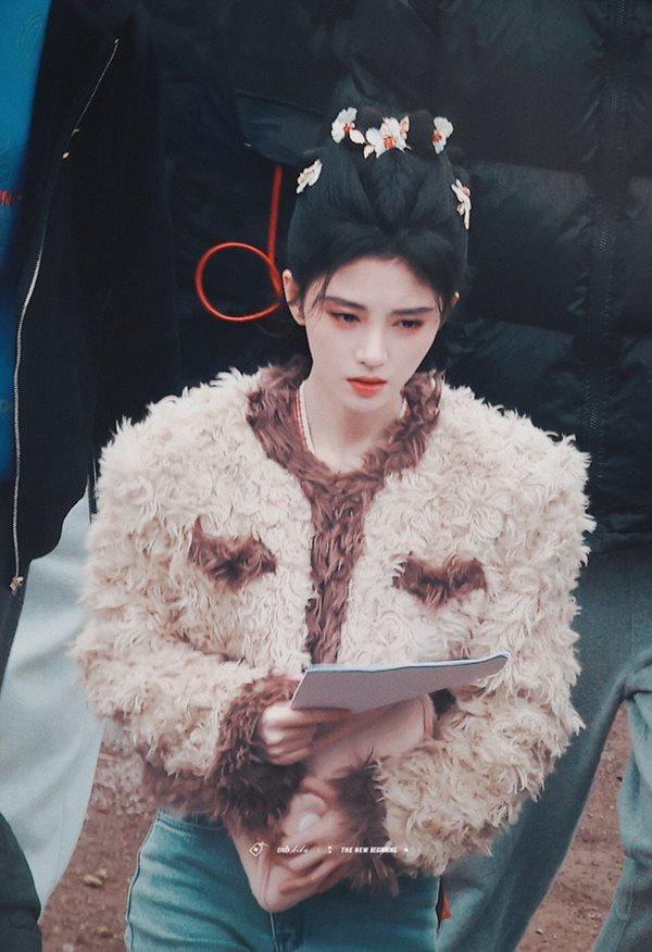 Cúc Tịnh Y gan dạ khoe mặt mộc, ai dè bị bóc mẽ chiêu hack chiều cao-4