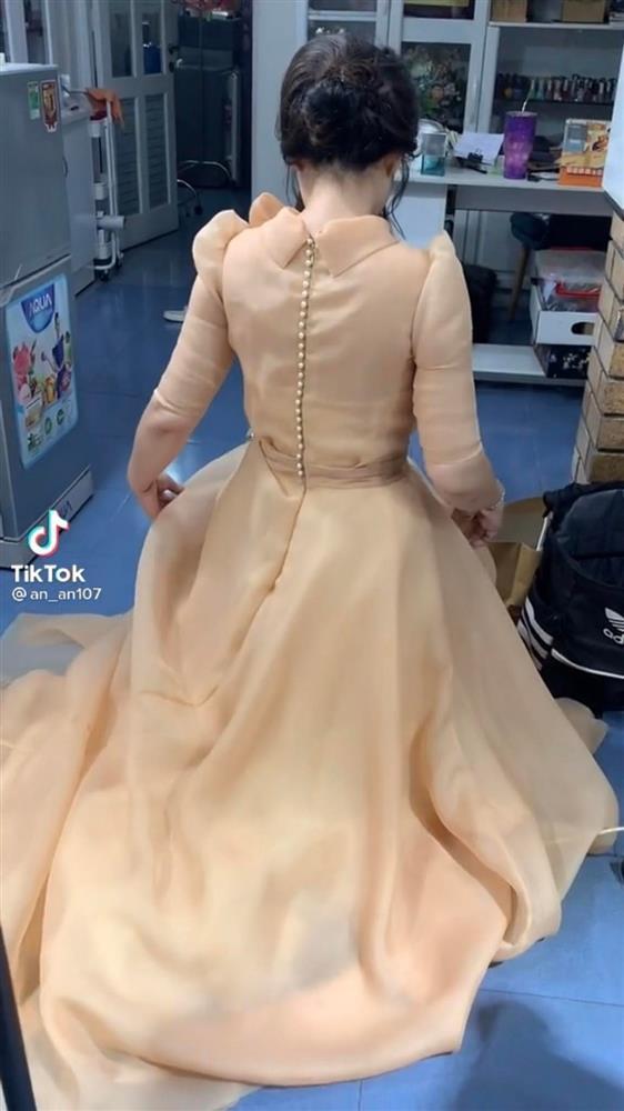 Ngọc Lan liệt cánh tay, phải cắt váy vì tăng cân-1