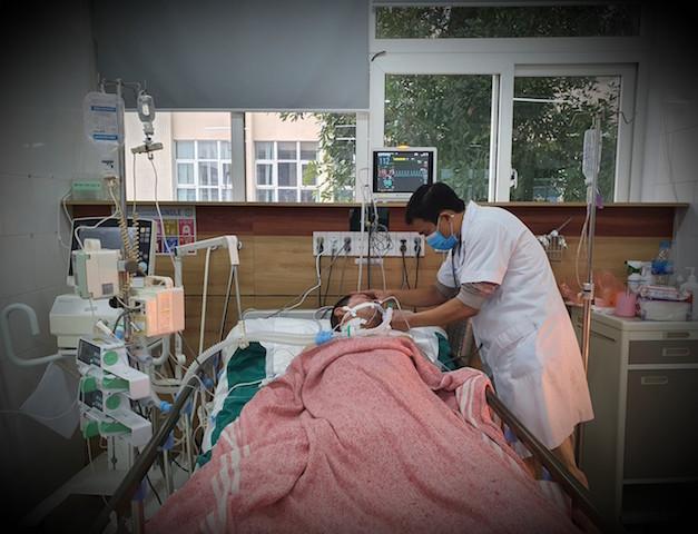 Sau bữa rượu, 1 người mất ý thức tiên lượng dè dặt, 1 người nhập viện-1