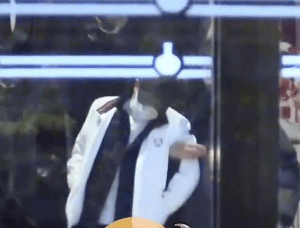 Tài tử Tây Du Ký say xỉn, tiểu bậy phản cảm trên đường-2