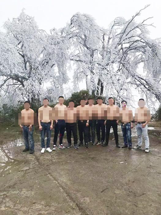 Xôn xao 10 đàn ông cởi trần check-in giữa trời băng giá rét-1