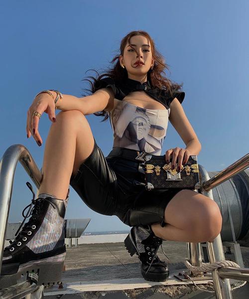 Đu trend áo khoét ngực, Lan Ngọc - Ngân 98 bức thở, Lệ Quyên lép kẹp-8