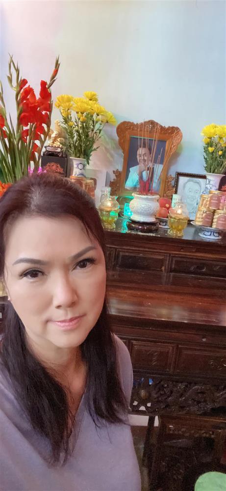 Bà xã Chí Tài thăm chồng tại nhà thờ Tổ của Hoài Linh-1